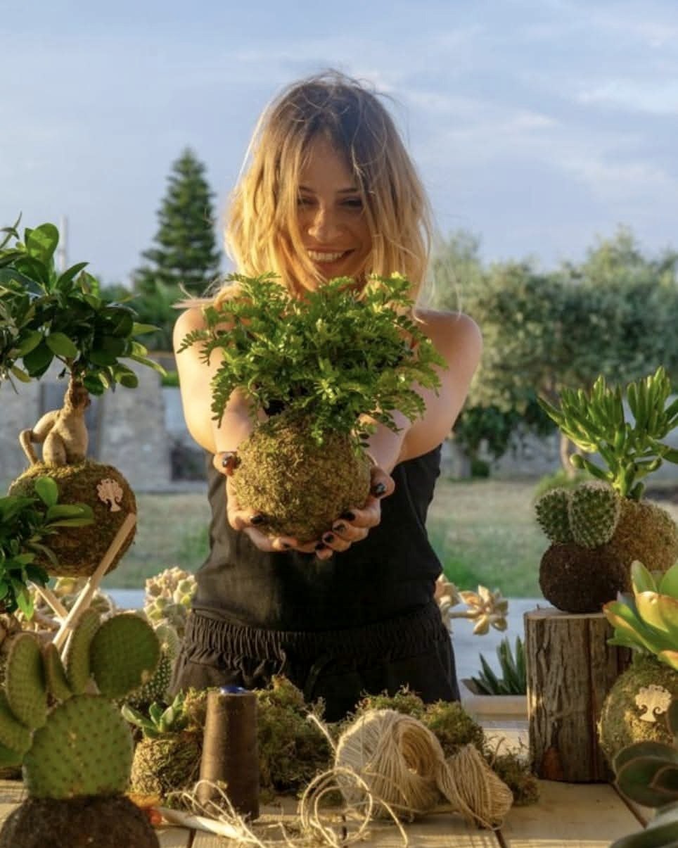 Kokedama di felce realizzata a mano e mostrata al tramonto a Taranto